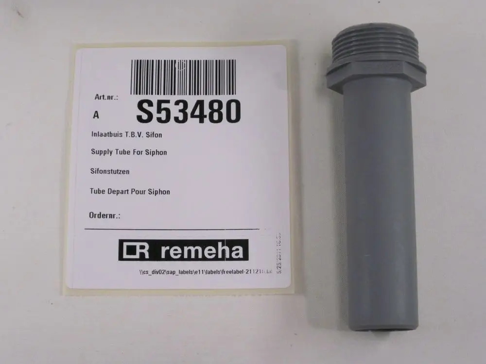 Grauer Siphon mit Gewindeanschluss und Artikelnummer S53480, daneben Produktetikett von Remeha mit multilingualer Beschreibung.